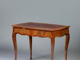 l'image d'une petite table avec un tiroir en dessous
