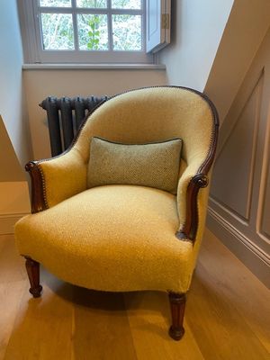 une chaise jaune placée devant une fenêtre dans une pièce