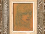 une vieille photo d'une femme à lunettes, encadrée