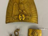trois bijoux en or et en argent, dont un oiseau, un oiseau et un aigle