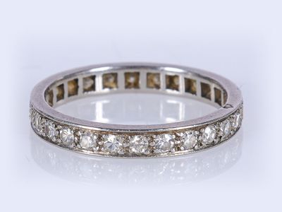 Gros plan sur une bague « éternité » sertie de diamants, sur fond blanc