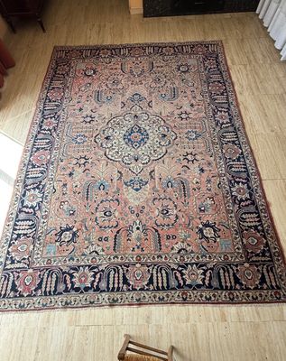 un grand tapis oriental posé au sol dans un salon