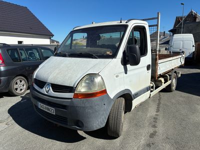 un camion blanc garé dans un parking