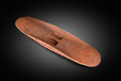 AUSTRALIE Bouclier aborigène de cérémonie en bois polychrome…