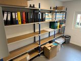 une pièce où il y a plein de cartons sur les étagères