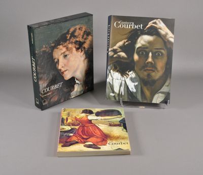 deux livres posés sur une table, avec la photo d'une femme en robe rouge et d'un homme en chemise blanche
