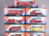 six camions de pompiers miniatures rouges et jaunes sont empilés les uns sur les autres