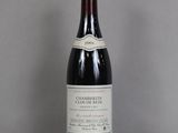 une bouteille de vin posée sur une table