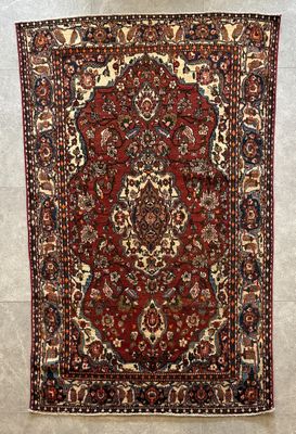 un tapis rouge orné d'un médaillon