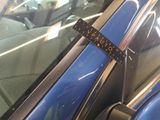 a sticker on the door of a car that says vauto