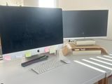 deux écrans et un clavier sur le bureau