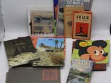 de nombreux livres posés sur la table, avec un appareil photo à côté