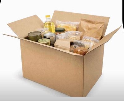 une boîte en carton remplie de nourriture et de condiments