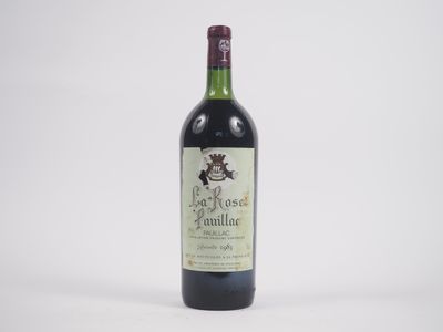 une image d'une bouteille de vin rouge sur fond blanc