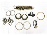 de nombreux types de boucles d'oreilles et de bracelets posés sur la table