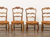 quatre chaises sont alignées en rang sur un plancher en bois