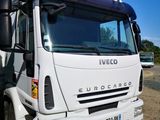 un homme debout à côté d'un camion garé sur le bord de la route