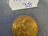 une pièce d'or sur laquelle est apposée une étiquette