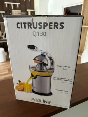 une boîte sur laquelle figure l'image d'un extracteur de jus