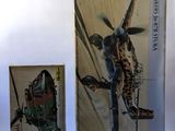 trois livres sur une surface blanche avec l'image d'une girafe sur la couverture