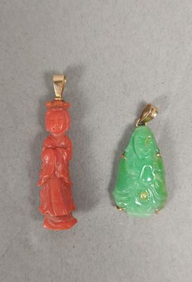 deux morceaux de jade et des pendentifs en jade posés sur une table