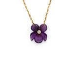 un collier orné d'une fleur violette avec un diamant au centre, monté sur une chaîne en or