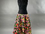 une robe à fleurs noire et rose sur un mannequin