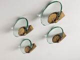 trois verres remplis de biscuits sont accrochés au mur