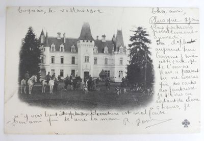 une photo en noir et blanc représentant un château, des chevaux et des personnes