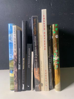 beaucoup de livres qui traînent sur une étagère