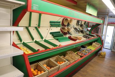 Un comptoir fruit et légumes en bois peint avec miroir *** S…