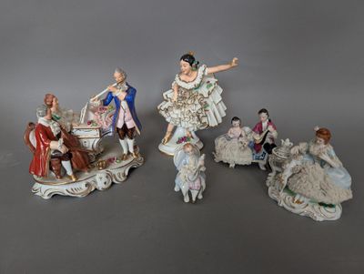cinq figurines représentant des personnes et un chien posées sur une table