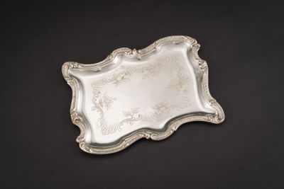un plateau ancien en argent orné d'un motif floral