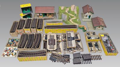 beaucoup de rails de train miniature et de bâtiments sur la table