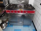 une photo d'une cuisine avec une cuisinière et une plaque de cuisson
