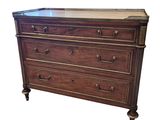 une commode marron surmontée d'un miroir