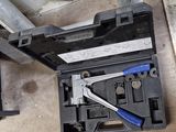 un outil dans une boîte à outils posée par terre