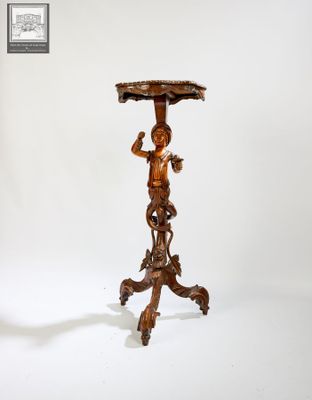une petite table en bois sur laquelle se trouve une statue
