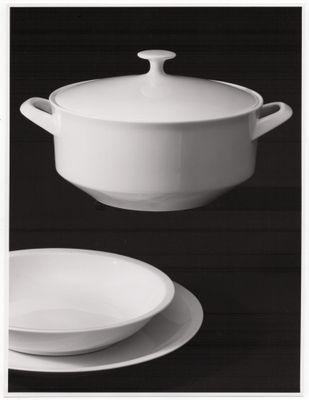 deux bols blancs et une assiette avec un couvercle, sur fond noir