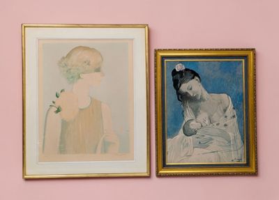 deux tableaux accrochés au mur d'une chambre rose