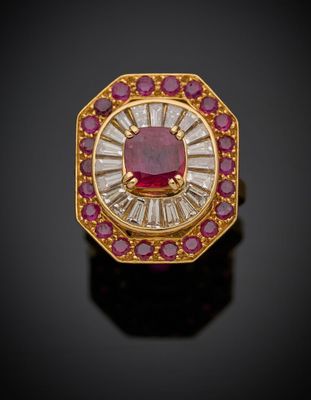 une bague ancienne en rubis et diamants