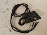un cordon noir relié à un appareil électrique