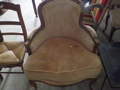a chair that is sitting in the middle of a room