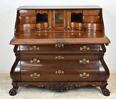 un bureau en bois surmonté d'un miroir
