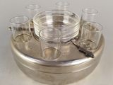 un plateau en argent sur lequel est disposé un service de verres à boire