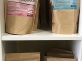 de nombreux sacs de nourriture posés sur une étagère dans un magasin