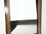 un miroir posé sur une surface blanche