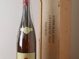 une bouteille de vin posée à côté d'une caisse en bois