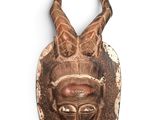 une image représentant un masque en bois muni de cornes sur fond blanc