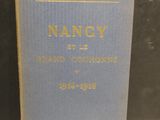 Un vieux livre est posé sur une table, sur fond noir.
